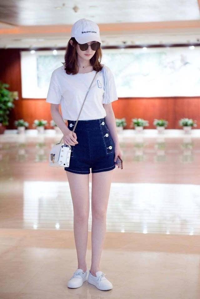 女明星穿牛仔短裤 杨幂娜扎那么好看 不过看到李宇春穿 评论亮了