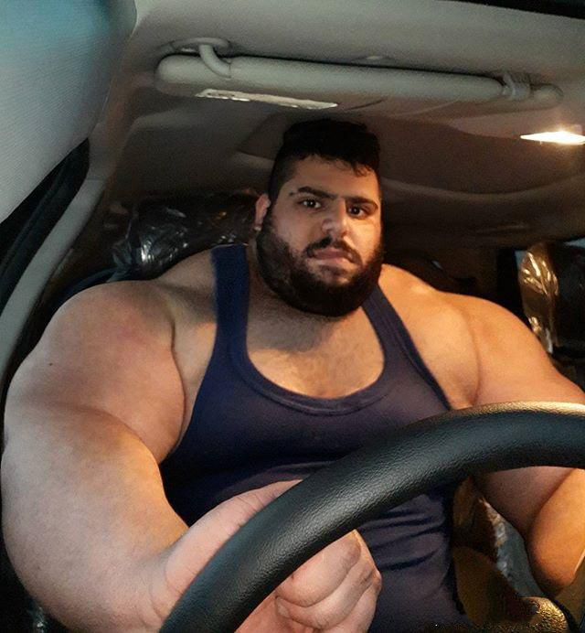 伊朗380斤大块头肌肉男晒出座驾因身材魁梧被质疑照片是ps