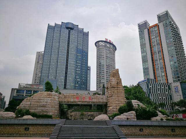 从红旗河沟的龙湖新壹街到茂业天地,从北城天街到大融城,从奥特莱斯到