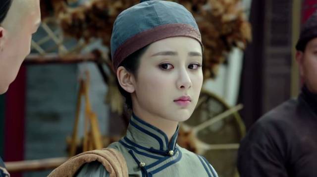 郑爽的男装一点也不像个男人啦,虽然挽起了长发,但是画着妆的大眼睛