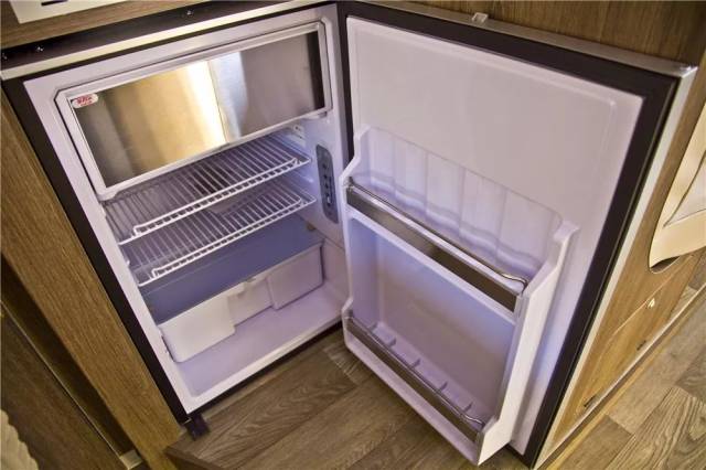 沙发后侧为英得尔 128l房车专用冰箱