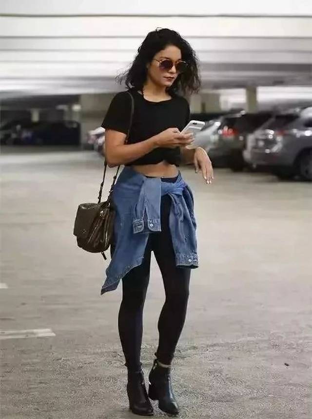 杨幂最近啥都敢穿!上衣高腰下衣超短裙,硬是比