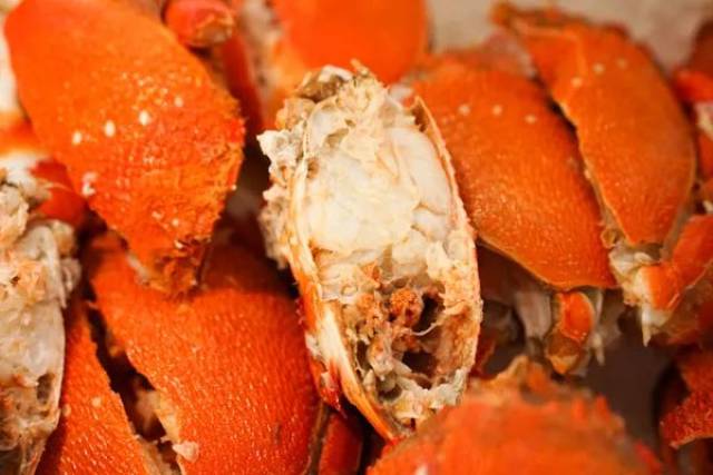 对半开后塞满肉的老虎蟹