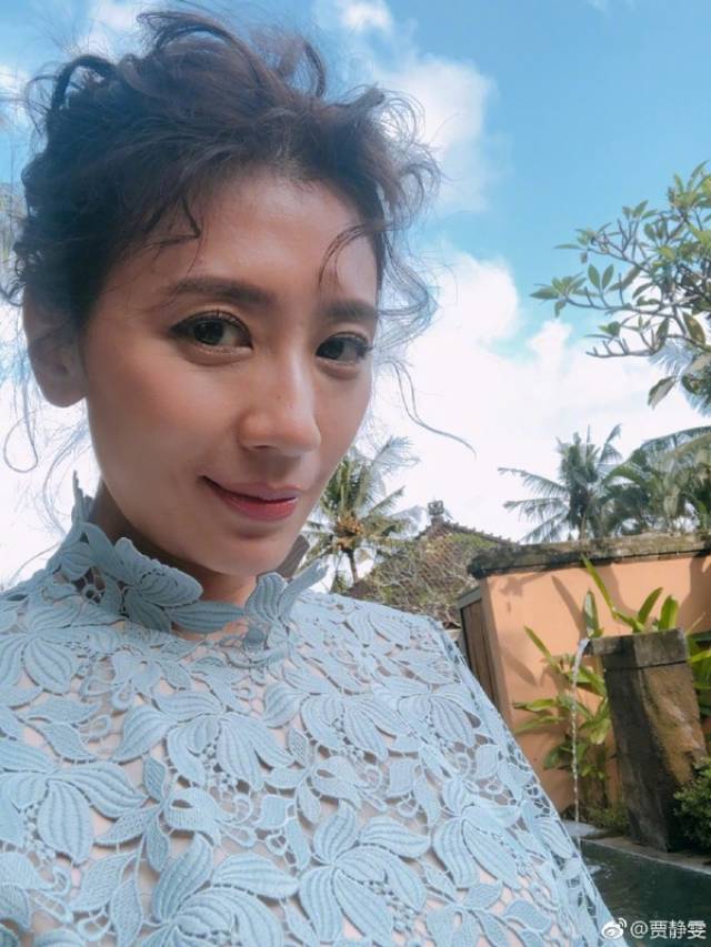 42岁贾静雯颜值有bug了?
