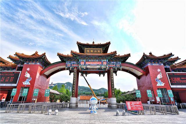 顯得莊重威儀,南山大佛位於于山東省煙臺市龍口市 的南山旅遊區,青銅