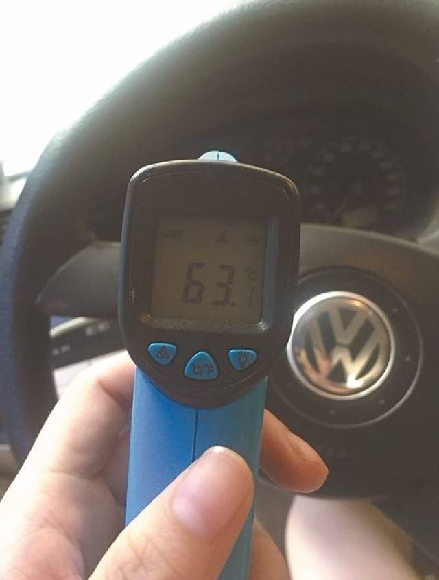 一个小时后, 车内温度达到63.1摄氏度. 车内的感觉就是