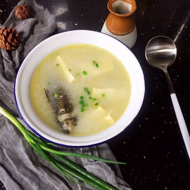 鲫鱼汤专业的做法,颜色浓白没腥味,月子里吃最营养