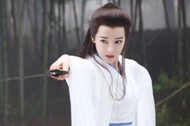 迪丽热巴女扮男装很养眼,网友:要说最惊艳的,没有人能超过她