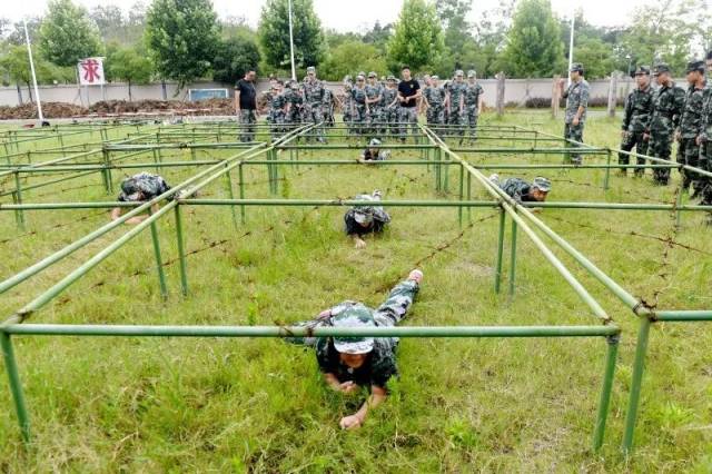 虽然这时天空飘起小雨,但同学们仍旧完成了自我挑战,全部通过最后的