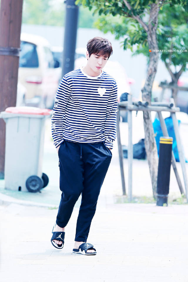 能驾驭这种搭配的只有我们容和了!真是殿堂级美貌!连背影也是帅爆了!