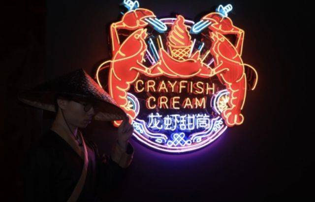 随手一拍就逼格满满~ 当下火爆的霓虹灯强势来袭 为龙虾快闪店强力