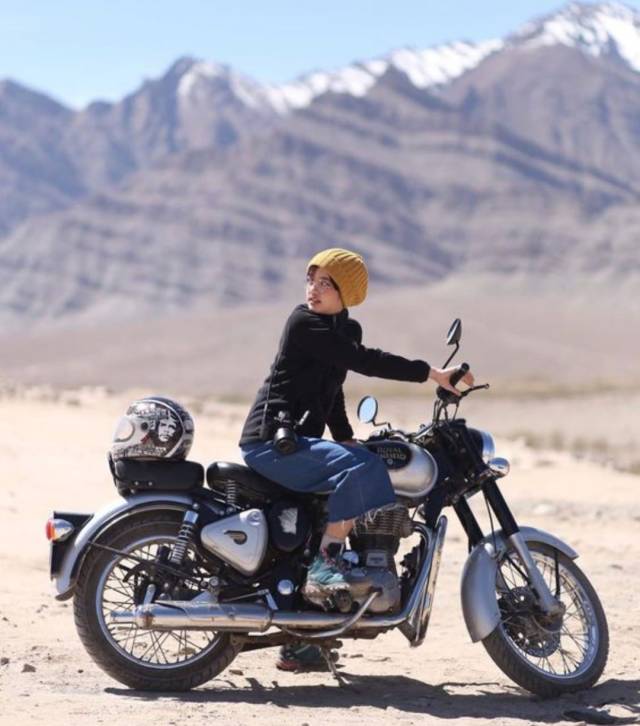 也能走上山顶骑着机车很酷的女孩.