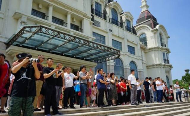 直升机的到来引得众人围观拍照.