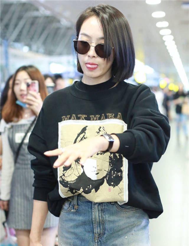 宋茜卫衣配牛仔裙 吐舌卖萌插兜撩发帅气值满分