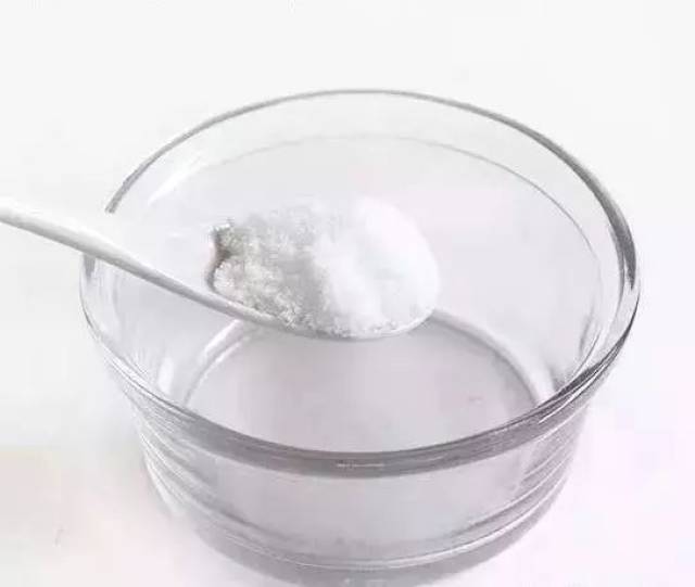 4,墙壁油污 小苏打 准备一个容器,倒入小苏打,加水搅拌均匀.