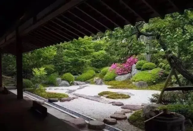 佗:超脱人间世故,追求清幽和逍遥的美学境界.