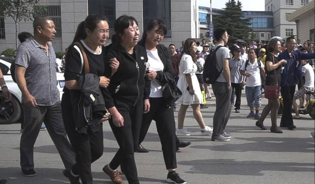 2018年6月20日下午,19歲的慶陽女孩李奕奕從慶陽市西峰區麗晶百貨8樓