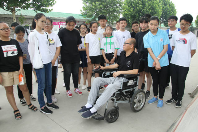 本网讯(王亚娟 文/图)独自包包子,自我展示才艺,现场为残疾人打扫卫生