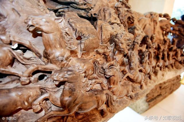 大师在一块木头上雕刻出“千骏图”，专家估价上千万但无人问津_手机