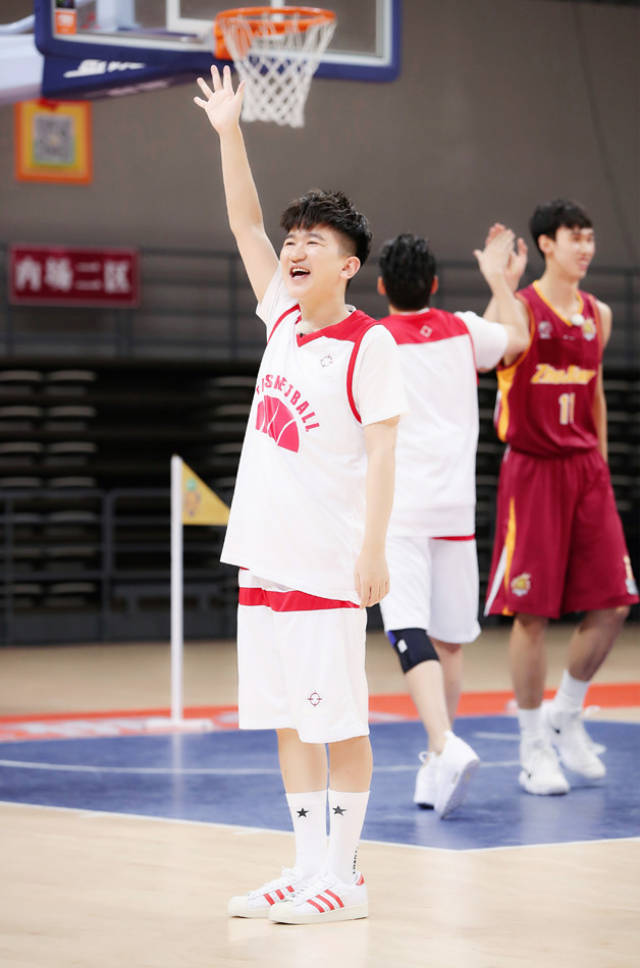 《高能》获《人民日报》点赞,陈立农小鬼帅气走秀