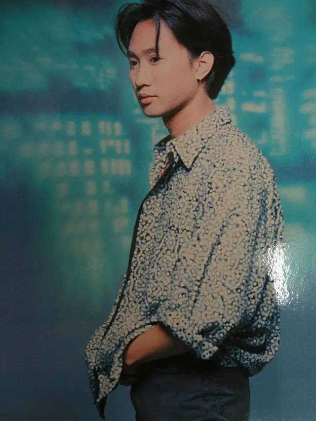 1988年的时候,黄家驹曾经谈过一次恋爱 但是因为整天醉心于音乐,无法