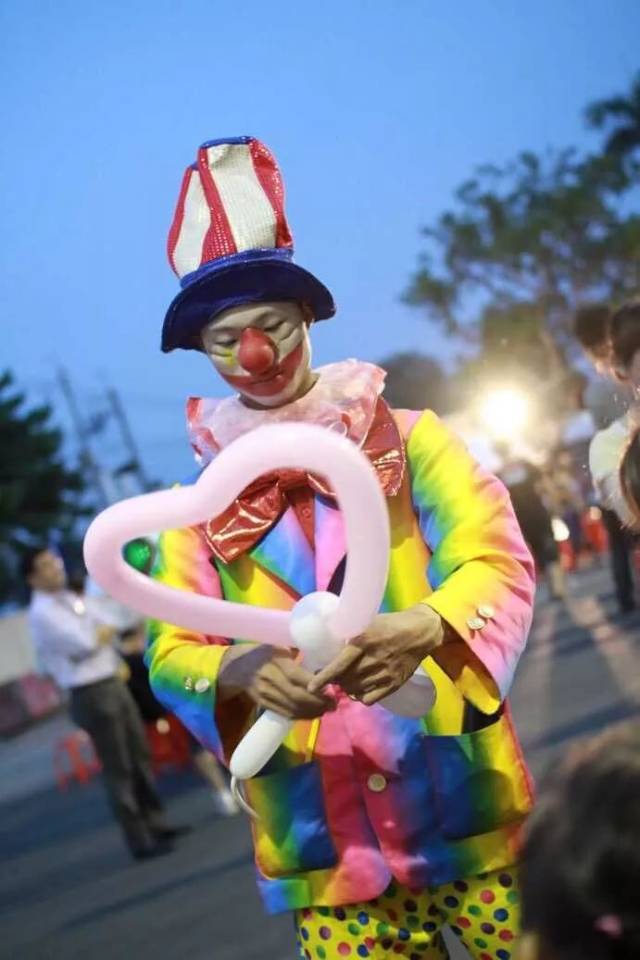 一等奖1名  智伴儿童机器人1台,价值798元 参赛既有奖品 还有小丑气球