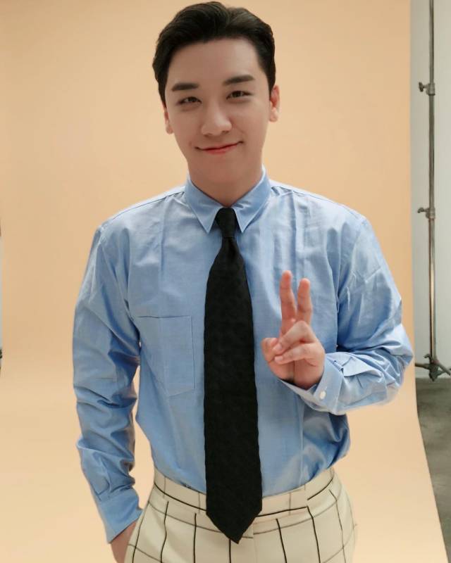 附文"#7月的开始#solo回归在即#thegreatseungritour#胜利演唱会#之后