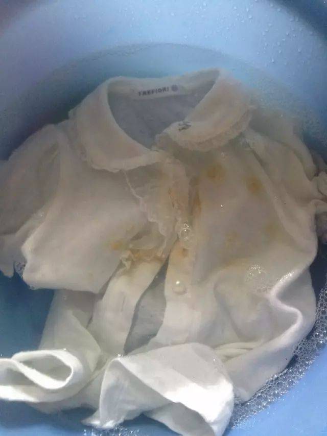 把甘油和蛋黄混合在一起之后,用牙刷沾取一点涂在衣服污渍处,揉搓之后