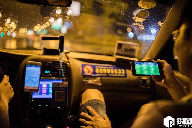 手机看世界杯元年 杭州球迷半夜在出租车上看世界杯