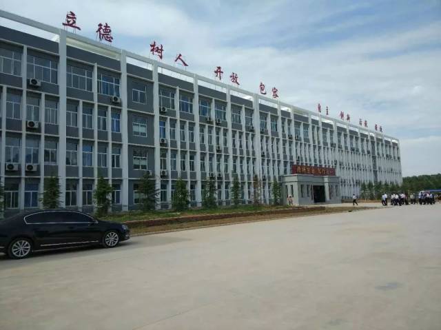 在县二中,吴从江一行听取了县二中办学情况,项目进展和原二中改造建设