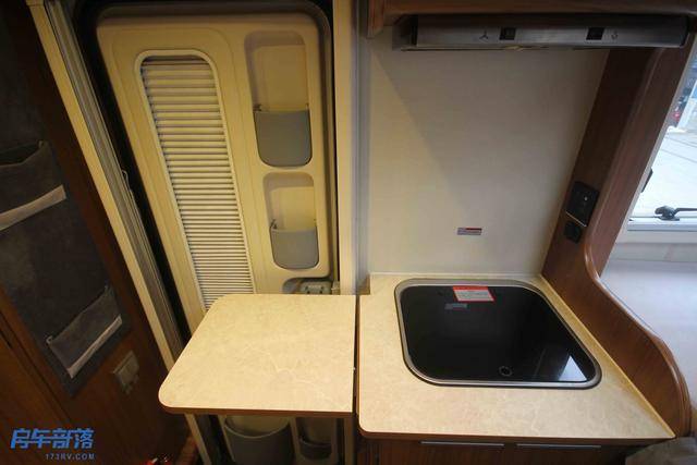 车内厨房的台面可以扩展,这里安装带盖洗菜盆,电磁炉和油烟机.