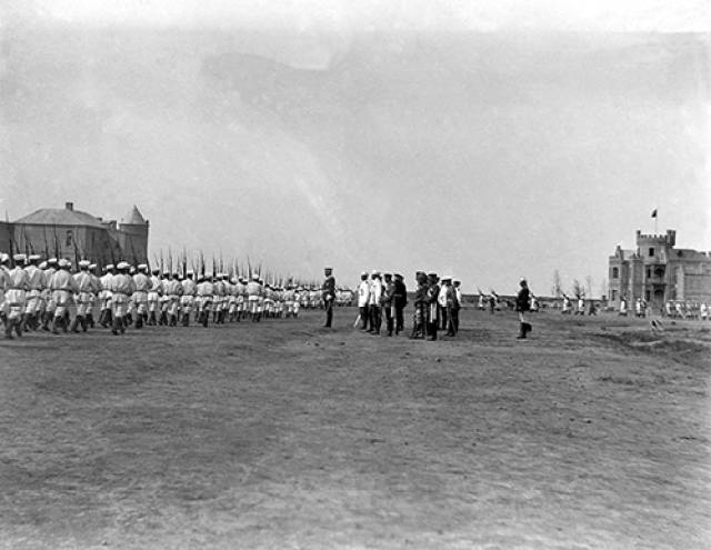 莫理循拍摄的八国联军侵华:惨遭劫掠的北京城 天文台仪器被掳走