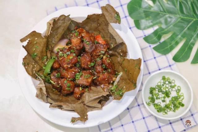 这道跟滋味鸡翅一样,也是偏甜,但不腻,吃之前要粗暴点打开荷叶,打开就