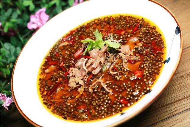 麻辣牛舌薄而面积大,让辣味更好的和肉完美的结合放入嘴里,嫩,爽口是