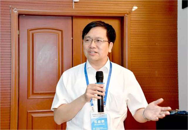 南京大学化学化工学院执行院长黎书华介绍科研成果及可承接的主要任务