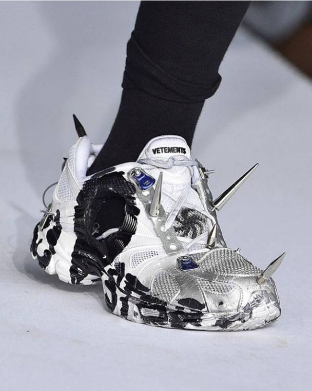 image:@xx95kg image:highsnobiety "脚下暗器"在 vetements 这得以