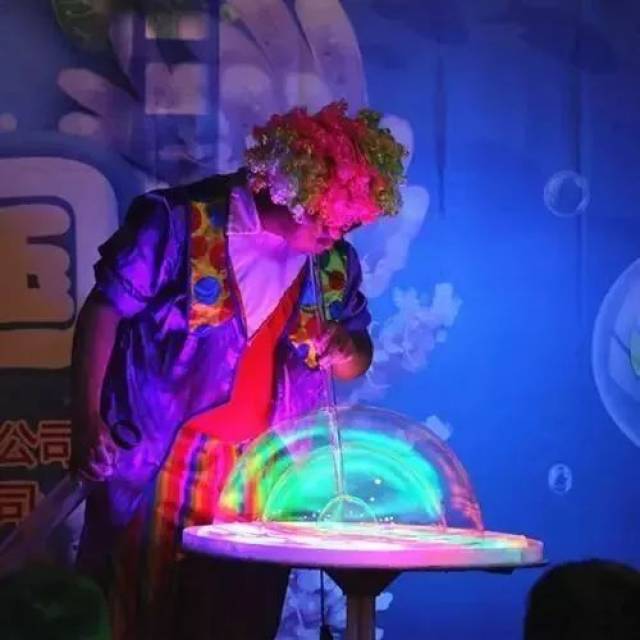 加了烟雾的泡泡球 在魔术师的