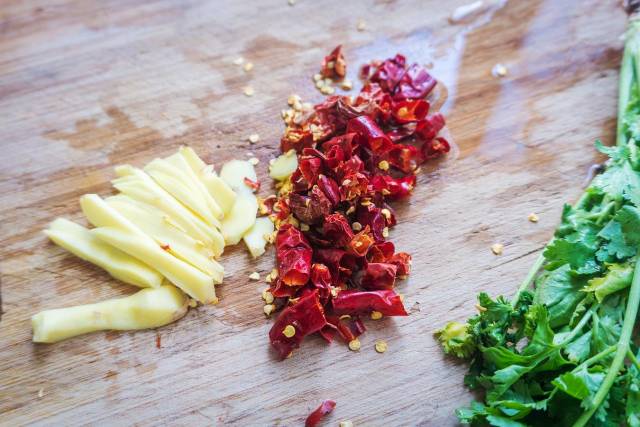 锅里倒入油,烧热后放生姜,辣椒,花椒炒香.