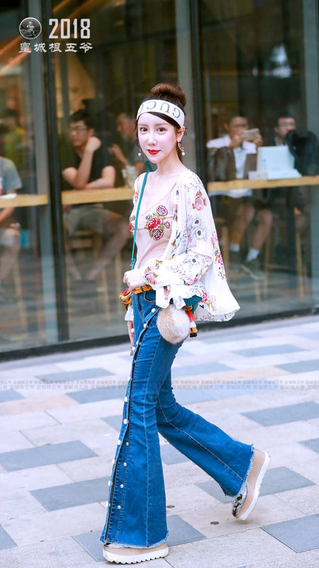 街拍:女孩子夏天这样穿时尚又显身材,时髦清凉的夏日美女穿搭
