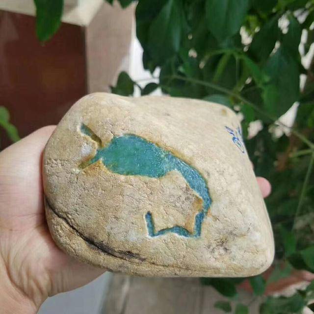 看看原石最后还有一种皮壳类型,居于两者之间即我们常说的半山半水石