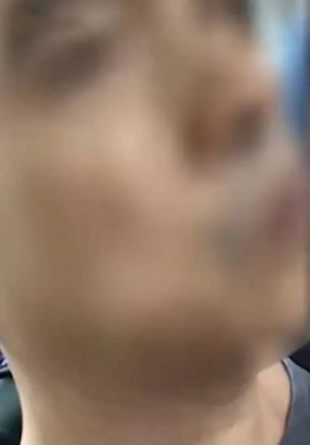 恶心!广东女子在地铁上被变态男猥亵,被发现后,男子竟