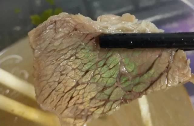 吃碗牛肉粉丝汤,牛肉竟发出绿光!真相让网友哈哈大笑