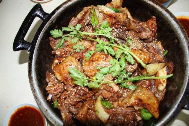青海是肉食动物的天堂,天然放牧的羊做出来的手抓羊肉,青海特色炕锅