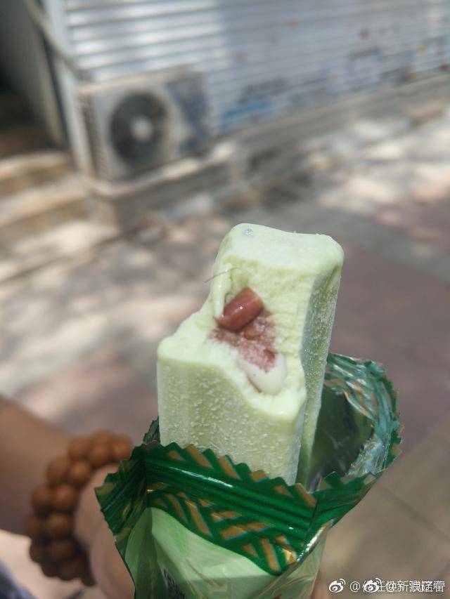 据网友爆料,他购买了中街冰点旗下的豆地主雪糕,在食用时发现雪糕里有