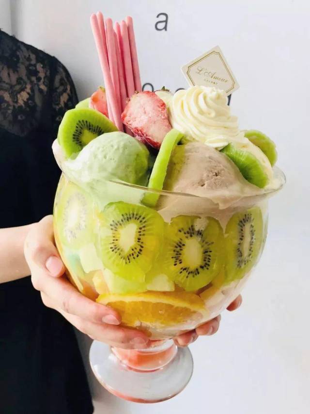 一顿完美的下午茶少不了千层的陪伴,榴莲千层(25)可谓是水果捞的黄金