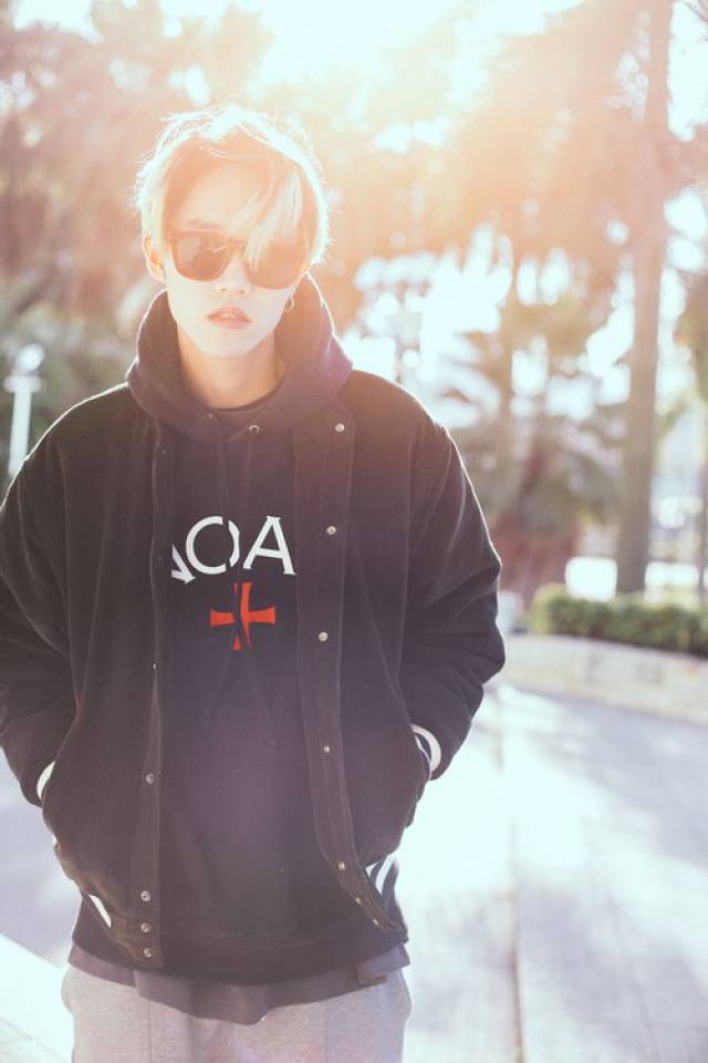 叶枫华新歌从"太空"而降 玩转未来感