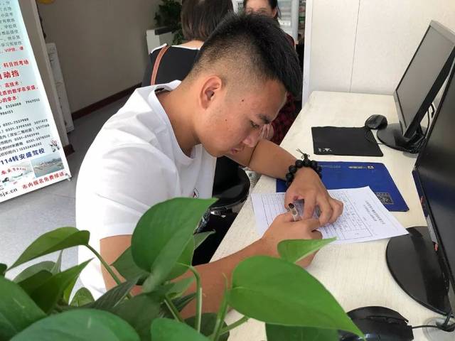 我们有两位学员应聘成功 今天办理入职手续 位于太原市茂业天地二期