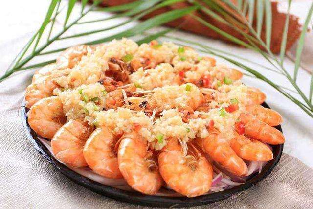 家常食谱: 蒜香虾, 糖醋素排, 牛肉炒粉