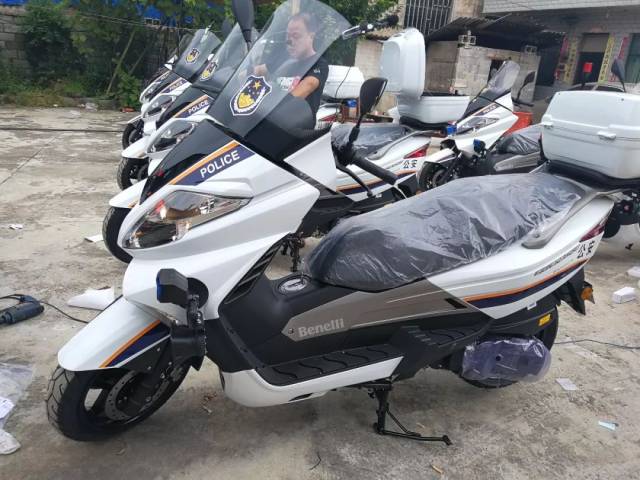 高端大排警车300,600的跨骑已入列,250的电喷大踏板加入,堪称绝代双骄