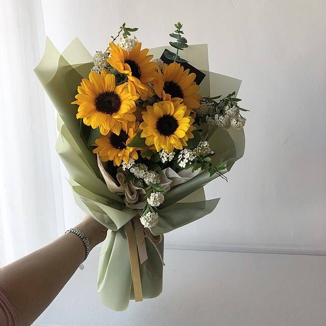 毕业了,一束暖心的向日葵送给老师还是同学,看到阳光暖心花束,就像